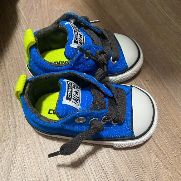 Converse size 3 infant shoes - Picture 2 of 4